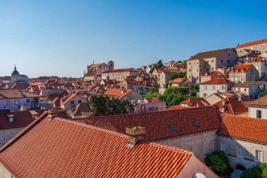 Hırvatistan 'ın tarihi Dubrovnik kentinin çatılarının manzarası