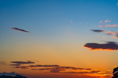 Adriyatik denizi üzerinde renkli bulutlarla dolu güzel günbatımı gökyüzü fotokopi uzayıyla arka plan olarak