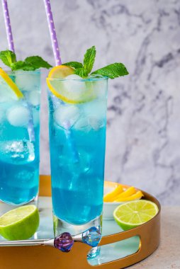 Ferahlatıcı mavi curacao, votka ve limonata kokteyli