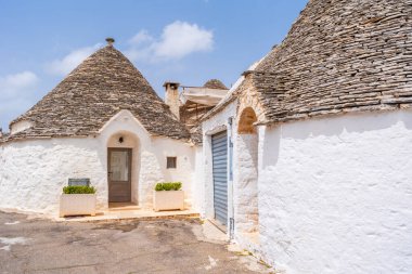 İtalya, Alberobello 'da konik çatıları olan ünlü tarihi kuru taş trulli evler..