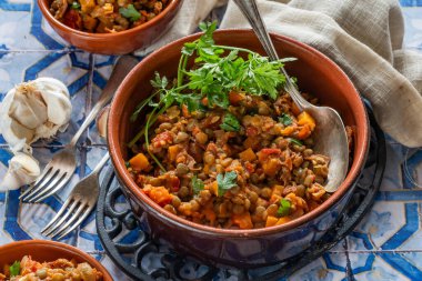 Kahverengi mercimek yahnisi, beyaz şarap, serrano jambonu ve füme paprika.
