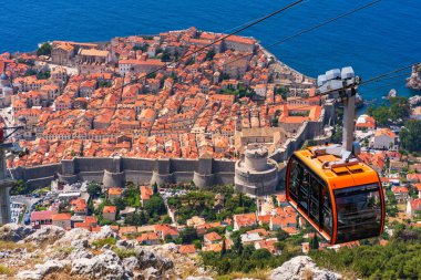DUBROVNIK, CROATIA - 24 Haziran 2024: Dubrovnik teleferiği, Dubrovnik ve Eski Şehir Duvarları ile Dubrovnik ve Eski Şehir 'in manzarasını sunan Moutain Srd platosuna 4 dakikalık bir sürüş ile 778 metre uzaklıktadır.