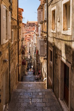 DUBROVNIK, CROATIA - 24 Haziran 2024: Hırvatistan 'ın ortaçağ duvarlarıyla çevrili ünlü Dubrovnik kenti. Eski kasaba 1979 yılında UNESCO Dünya Mirası Listesi olarak listelendi.