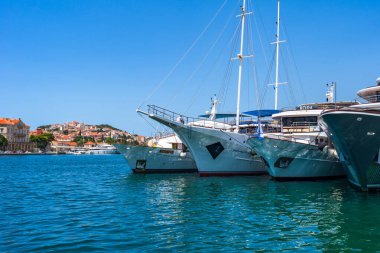 DUBROVNIK, CROATIA - 24 Haziran 2024: Gruz Körfezi 'nin karşısındaki Dubrovnik limanına bakın. Dubrovnik Limanı popüler bir gemi limanı ve her yıl bir milyondan fazla yolcu gemisi yolcuları için ana kapıdır.