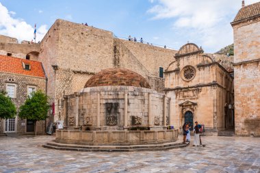 DUBROVNIK, CROATIA - 27 Haziran 2024: Eski Dubrovnik kentindeki Onofrio 'nun Büyük Çeşmesi manzarası. Su tedarik sisteminin bir parçası olarak 1438 yılında 16 kenarlı bir kap bir kubbe inşa edildi..