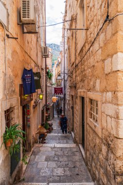 DUBROVNIK, CROATIA - 27 Haziran 2024: Hırvatistan 'ın ortaçağ duvarlarıyla çevrili ünlü Dubrovnik kenti. Eski kasaba 1979 yılında UNESCO Dünya Mirası Listesi olarak listelendi.