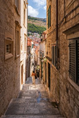 DUBROVNIK, CROATIA - 27 Haziran 2024: Hırvatistan 'ın ortaçağ duvarlarıyla çevrili ünlü Dubrovnik kenti. Eski kasaba 1979 yılında UNESCO Dünya Mirası Listesi olarak listelendi.