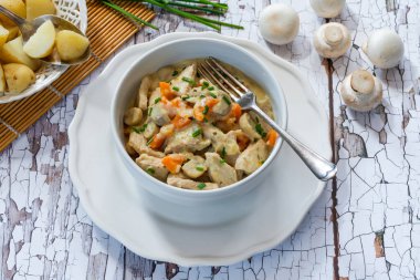 Kaynamış bebek patatesli kremalı mantar soslu domuz eti.