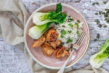 Soya ve bal kaplı tavuk ve basmati pilavı.