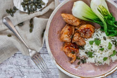 Soya ve bal kaplı tavuk ve basmati pilavı.