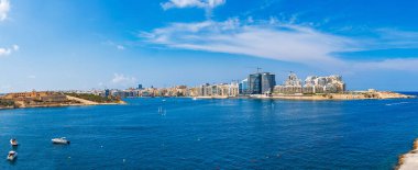 Malta Valletta 'daki Marsamxett limanı ve Sliema limanının panoramik manzarası