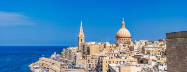 VALLETTA, MALTA - 30 Ağustos 2024: Valletta, Malta 'nın başkenti ve alışveriş, bar, yemek ve kafe hayatı için ticari bir merkezdir.