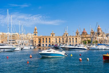Valletta, Malta yakınlarındaki Üç Şehrin limanında tekne ve yatlar var.