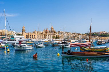 VALLETTA, MALTA - SEPTEMBER 04, 2024: Üç Şehrin limanındaki kayıklar ve yatlar. Il-Cottonera olarak bilinen bölge Birgu (Vittoriosa), Bormla ve Senglea 'dan oluşur.