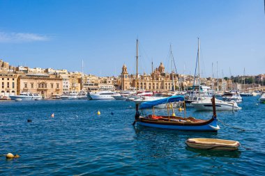 Valletta, Malta yakınlarındaki Üç Şehrin limanında tekne ve yatlar var.