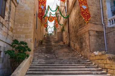 VALLETTA, MALTA - SEPTEMBER 04 2024: Grand Harbour bölgesinin güney tarafındaki üç şehirden biri olan Valletta yakınlarındaki eski güçlendirilmiş şehir Senglea 'nın sokak manzarası