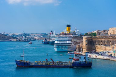 VALLETTA, MALTA - 30 Ağustos 2024: Akdeniz ada ülkesi Malta 'nın başkenti olan Valletta' da yolcu gemileri ve tekneleriyle Grand Harbour manzarası