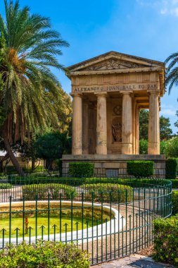 Valletta, Malta 'daki Aşağı Barrakka halk bahçesindeki Alexander Ball anıtı.