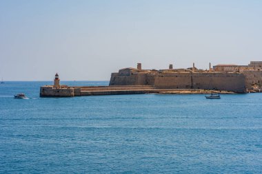 Valletta Grand Harbour, Malta 'da Ricasoli' nin doğusundaki deniz feneri..
