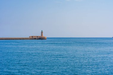 Valletta Grand Harbour, Malta 'daki St. Elmo dalgakıranı üzerindeki deniz feneri..