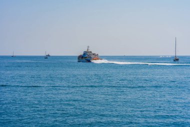 Valletta Grand Harbour, Malta 'da yolcu feribotu ve küçük tekneler..