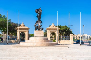 VALLETTA, MALTA - 30 AĞUSTOS 2024: Mall Gardens önünde yer alan Bağımsızlık Anıtı, Malta 'nın İngiltere' den bağımsızlığının 25. yıldönümünü anmak amacıyla Ganni Bonnici tarafından oluşturuldu.