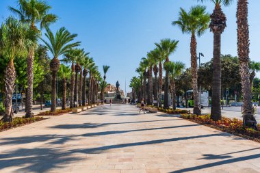 VALLETTA, MALTA - 30 Ağustos 2024: Palmiye ağaçlarıyla kaplı Kral Edward VII. Bulvarı manzarası, Valletta 'daki Kral heykeli