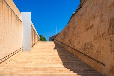 Valletta, Malta 'daki Putirjal şehir kapısının yakınında bir basamak.