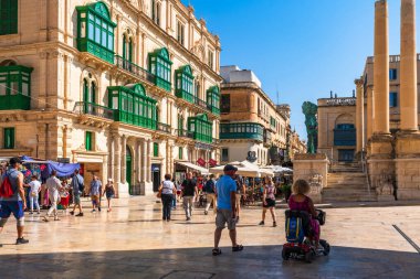 VALLETTA, MALTA - 30 AĞUSTOS 2024: insanlar Valletta Cumhuriyet Caddesi 'nde yürüyorlar. Bir sürü restoranı, dükkanı ve meydanı olan ve turistler arasında popüler olan ana alışveriş caddesiyim.