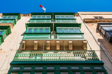 Yeşil balkonlu geleneksel Malta binalarının yukarıdan görünüşü