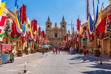 ZURRIEQ, MALTA - 31 AĞUSTOS 2024: Güney Malta 'nın en eski kasabalarından biri olan Zurrieq, İskenderiyeli Aziz Catherine' e adanmış şölen için dekore edilmiştir.