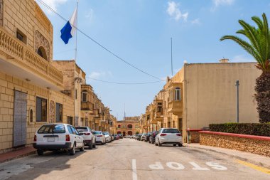 Gozo 'nun en büyük şehirlerinden biri olan Xaghra' daki sokak manzarası. Malta