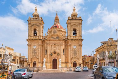 XAGHRA, Gozo, MALTA, SEPTEMBER 01 2024: Meryem 'in Doğuşu Bazilikası, Gozo' nun en büyük kasabalarından biri ve adanın ilk yerleşim yerlerinden biri olan Xaghra 'daki bir Roma Katolik kilisesidir.