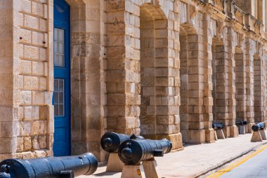 Birgu 'daki Deniz Müzesi cephesi, Üç Şehir' den biri, Valletta 'nın karşısındaki Il-Cottonera olarak bilinen bölge. Malta