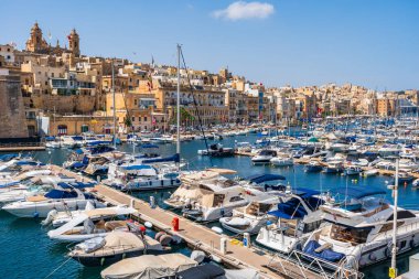 VALLETTA, MALTA - SEPTEMBER 04, 2024: Malta 'nın üç şehrinden biri olan Senglea' nın görüntüsü ve limandaki yatlar. Il-Cottonera olarak bilinen üç şehir Birgu (Vittoriosa), Bormla ve Senglea 'dan oluşur.