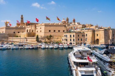 VALLETTA, MALTA - SEPTEMBER 04, 2024: Malta 'nın üç şehrinden biri olan Senglea' nın görüntüsü ve limandaki yatlar. Il-Cottonera olarak bilinen üç şehir Birgu (Vittoriosa), Bormla ve Senglea 'dan oluşur.