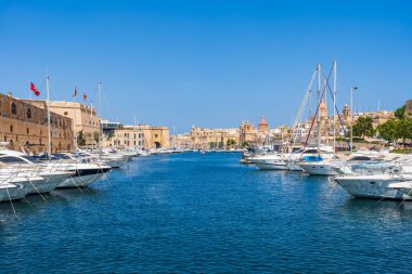 VALLETTA, MALTA - SEPTEMBER 04, 2024: Üç Şehrin limanındaki kayıklar ve yatlar. Il-Cottonera olarak bilinen bölge Birgu (Vittoriosa), Bormla ve Senglea 'dan oluşur.