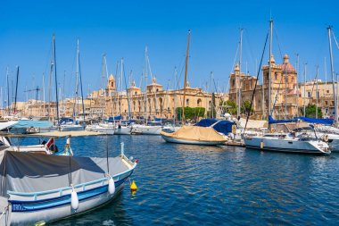 VALLETTA, MALTA - SEPTEMBER 04, 2024: Üç Şehrin limanındaki kayıklar ve yatlar. Il-Cottonera olarak bilinen bölge Birgu (Vittoriosa), Bormla ve Senglea 'dan oluşur.