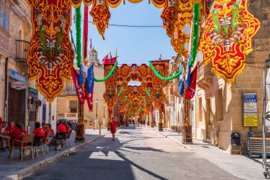 ZURRIEQ, MALTA - 31 AĞUSTOS 2024: Güney Malta 'nın en eski kasabalarından biri olan Zurrieq, İskenderiyeli Aziz Catherine' e adanmış şölen için dekore edilmiştir.