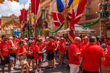 ZURRIEQ, MALTA - 31 Ağustos 2024: İnsanlar Zurrieq 'in koruyucu azizi İskenderiyeli Aziz Catherine' e adanmış ziyafetlere katılıyor. Zurrieq, Malta 'nın güneyindeki en eski şehirlerden biridir.