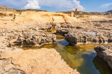 Gozo Adası, Malta 'da dramatik kıyı oluşumlarıyla Dwejra Körfezi 