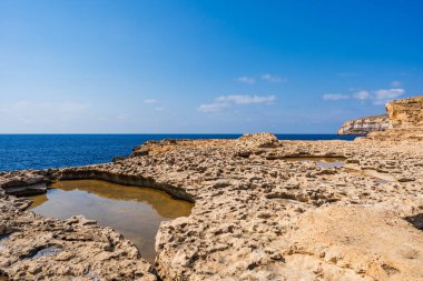 Gozo Adası, Malta 'da dramatik kıyı oluşumlarıyla Dwejra Körfezi 