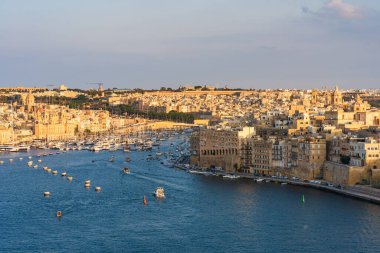 Malta 'nın üç şehri gün batımında Valletta' daki Grand Harbour 'un karşısında.