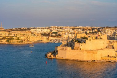 Malta 'nın üç şehri gün batımında Valletta' daki Grand Harbour 'un karşısında.