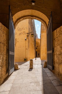 Malta 'nın tarihi Mdina şehrinde dar bir sokak.