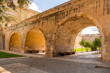 Ortaçağ duvarlı Mdina kentindeki Hendek Bahçesi, Malta