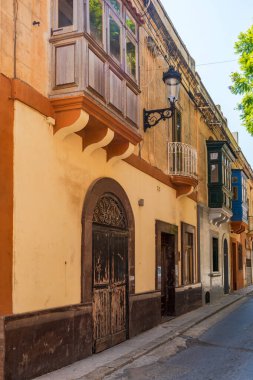 Malta 'nın tarihi kenti Rabat' ta renkli balkonları olan geleneksel Malta binaları
