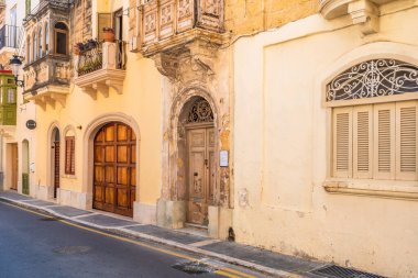 Malta 'nın tarihi kenti Rabat' ta renkli balkonları olan geleneksel Malta binaları