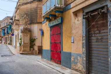 RABAT, MALTA - SEPTEMBER 02, 2024: Malta 'nın kuzey bölgesinde bir kasaba olan Rabat' ta sokak manzarası. Antik başkent Mdina 'ya bitişik.