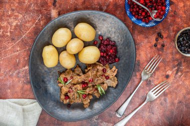 Geleneksel Norveç ren geyiği güveci, yaban mersini ve haşlanmış patates.